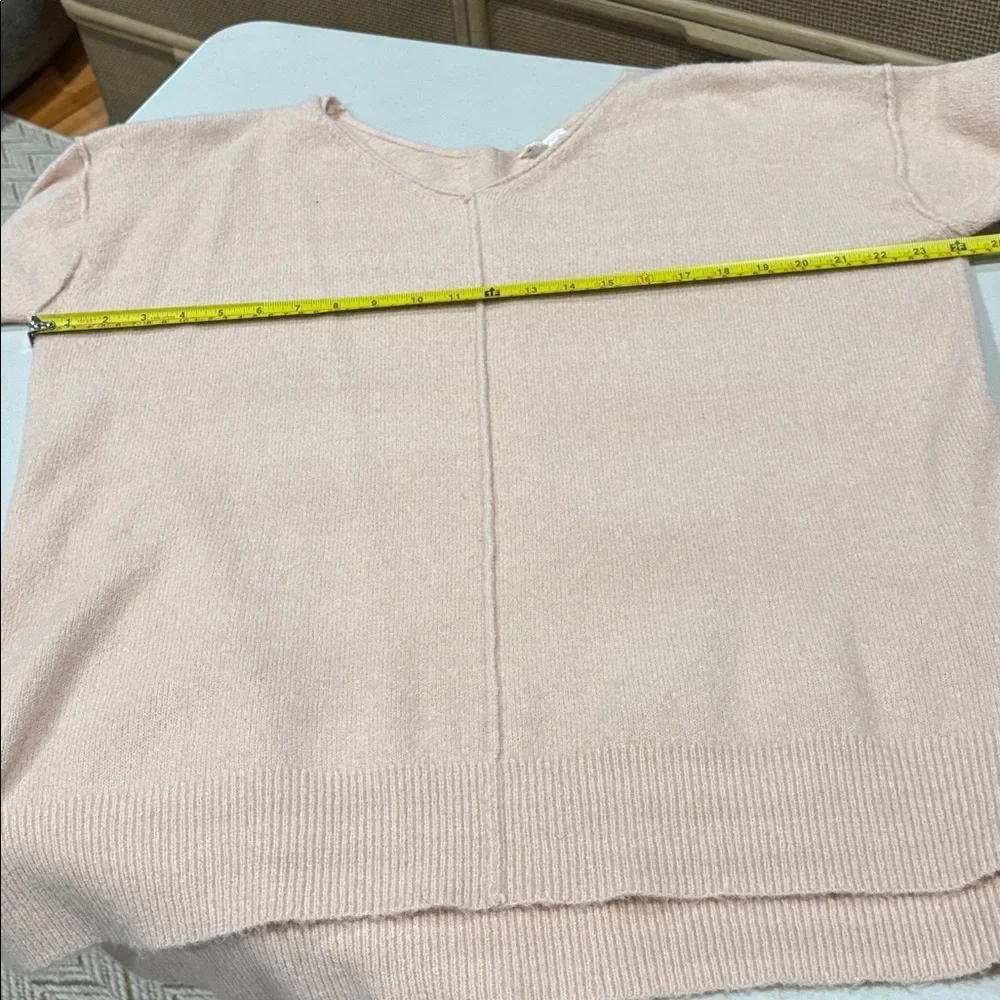 Caslon - Women's High/Low V-Neck Sweater.  Size XL. Light pink